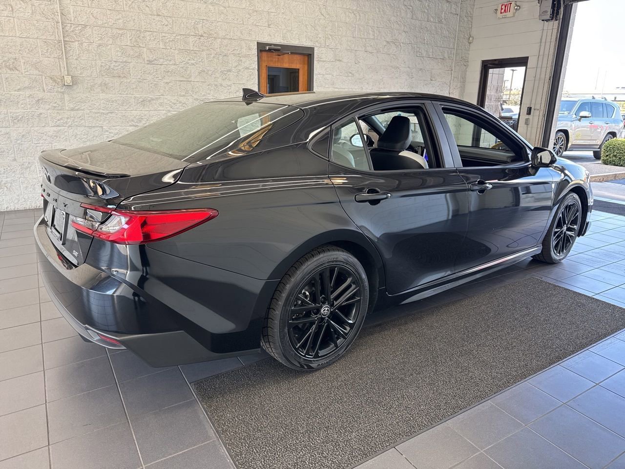 Used 2025 Toyota Camry SE w/ Convenience Package image 8