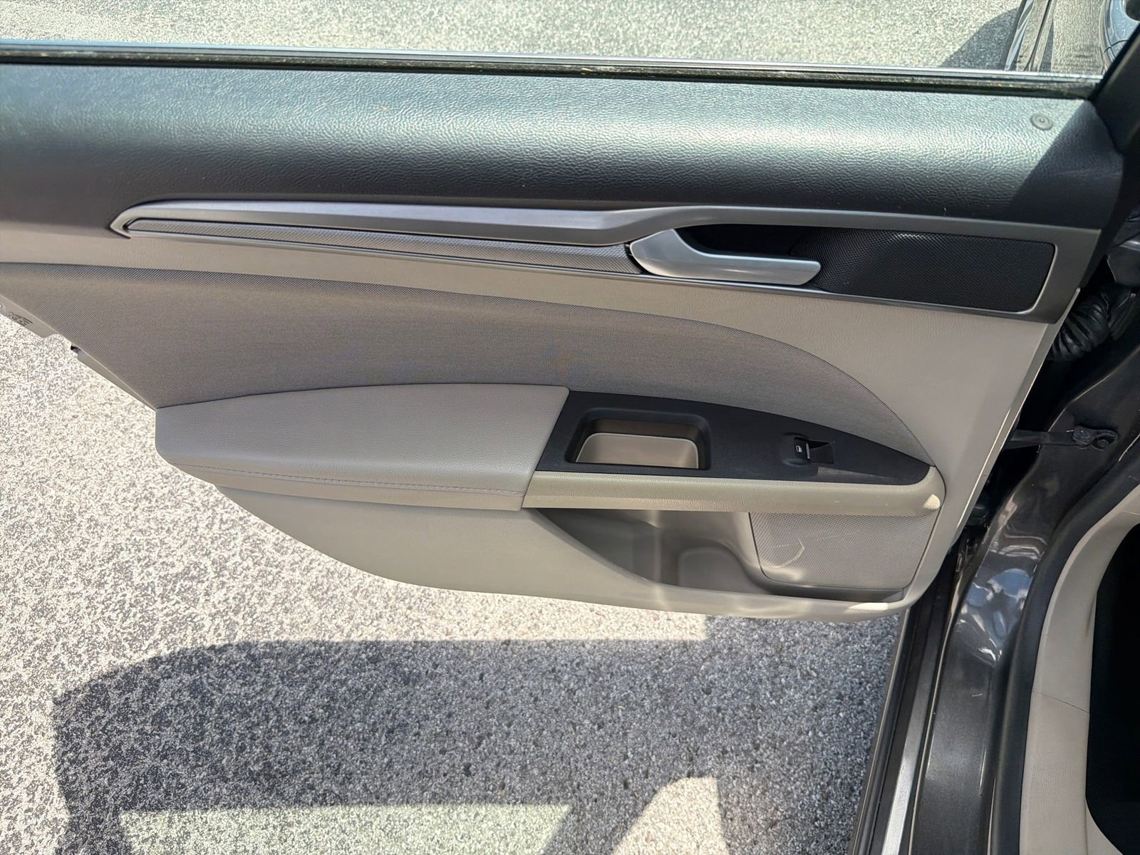 Used 2020 Ford Fusion SE FWD image 24
