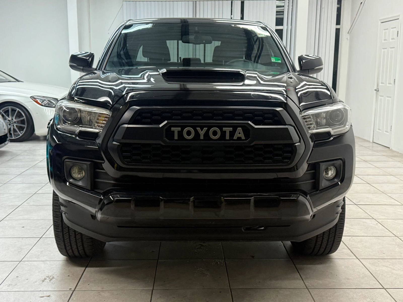 Used 2017 Toyota Tacoma TRD Sport image 2
