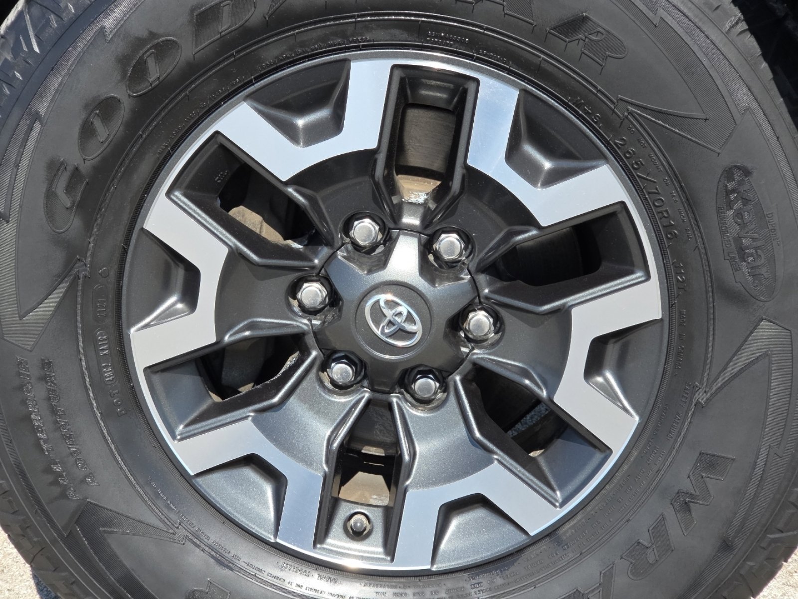 Used 2018 Toyota Tacoma TRD Off-Road w/ Technology Package image 10