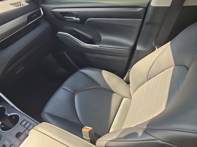 Used 2024 Toyota Highlander XLE AWD/4WD image 15