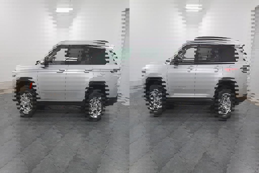 New 2025 Jeep Grand Cherokee L Laredo w/ Luxury Tech Group I image 2