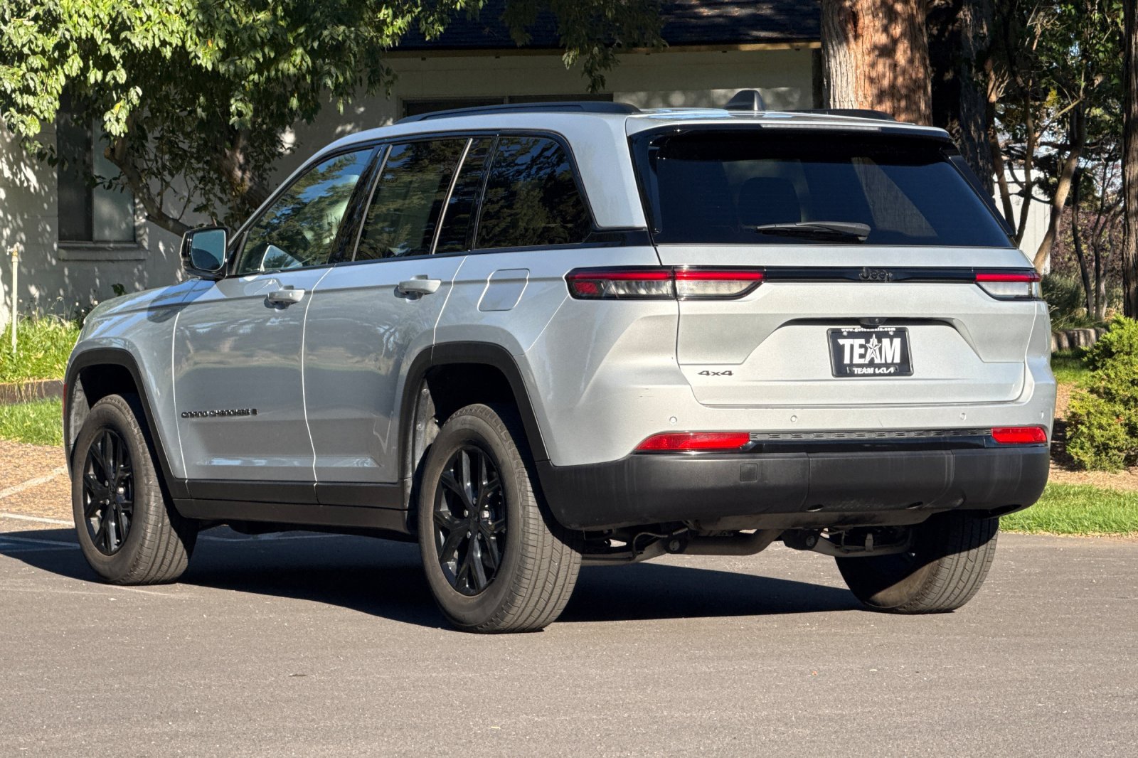 Used 2025 Jeep Grand Cherokee Altitude AWD/4WD image 6