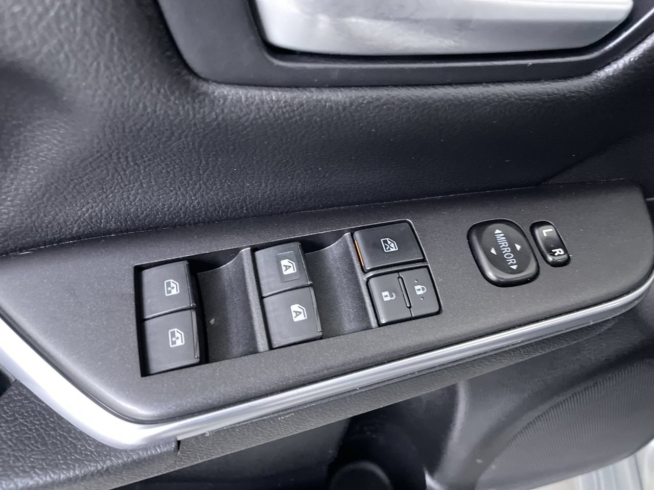 Used 2017 Toyota Camry SE FWD image 11