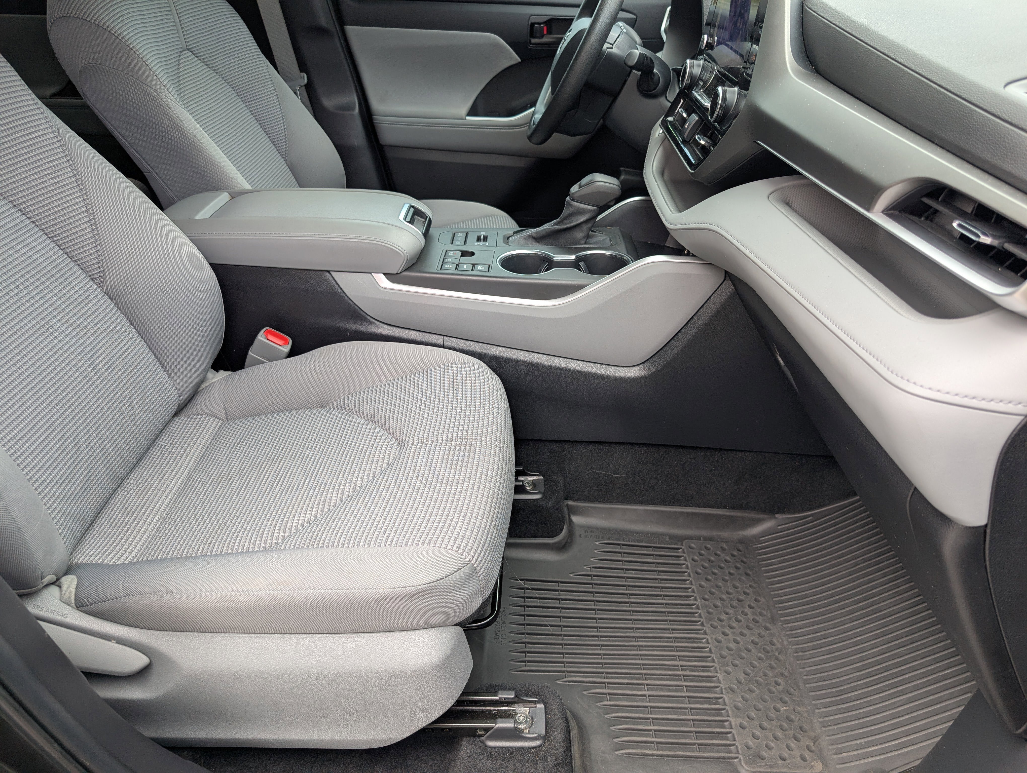 Used 2023 Toyota Highlander L image 25