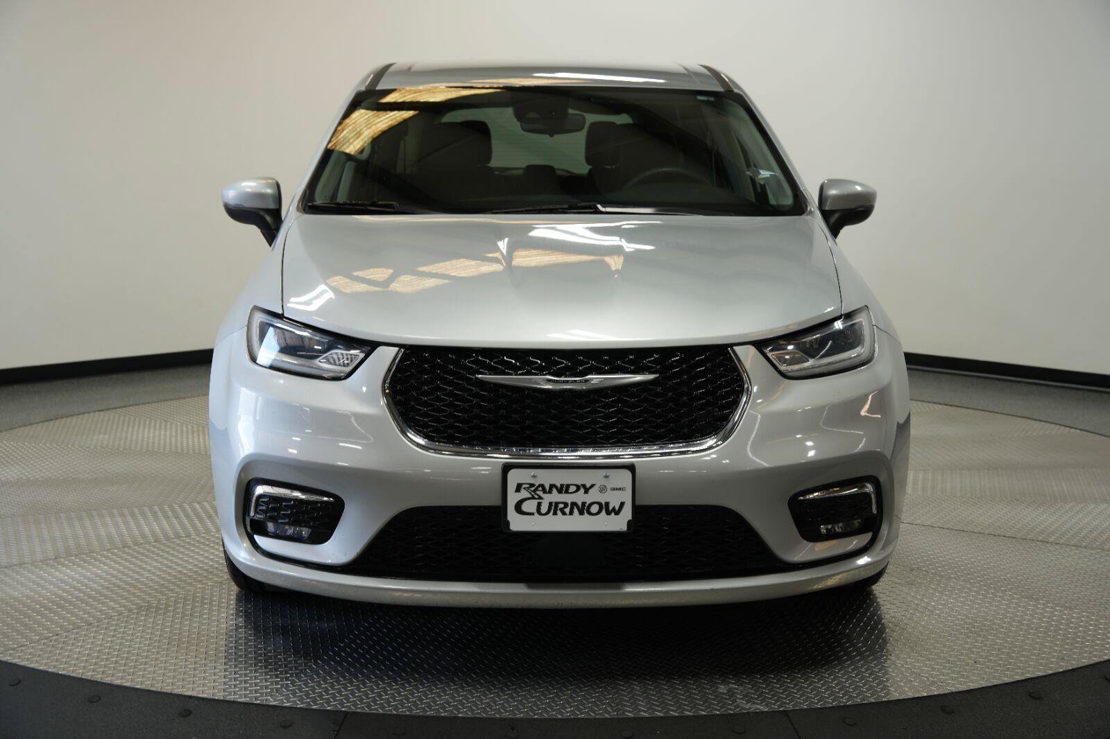 Used 2023 Chrysler Pacifica Touring-L FWD image 2