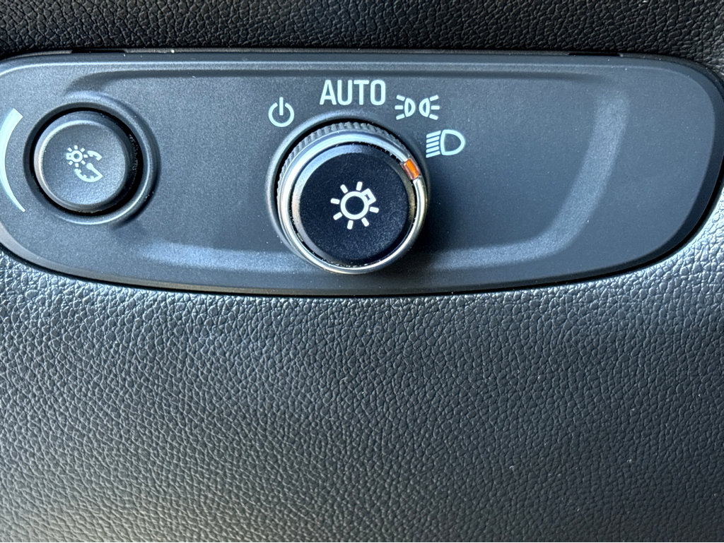 Used 2023 Chevrolet Traverse LT image 8