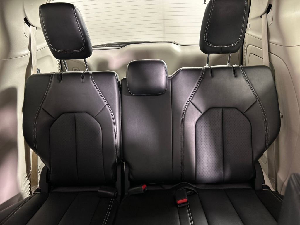 Used 2024 Chrysler Pacifica Select image 17
