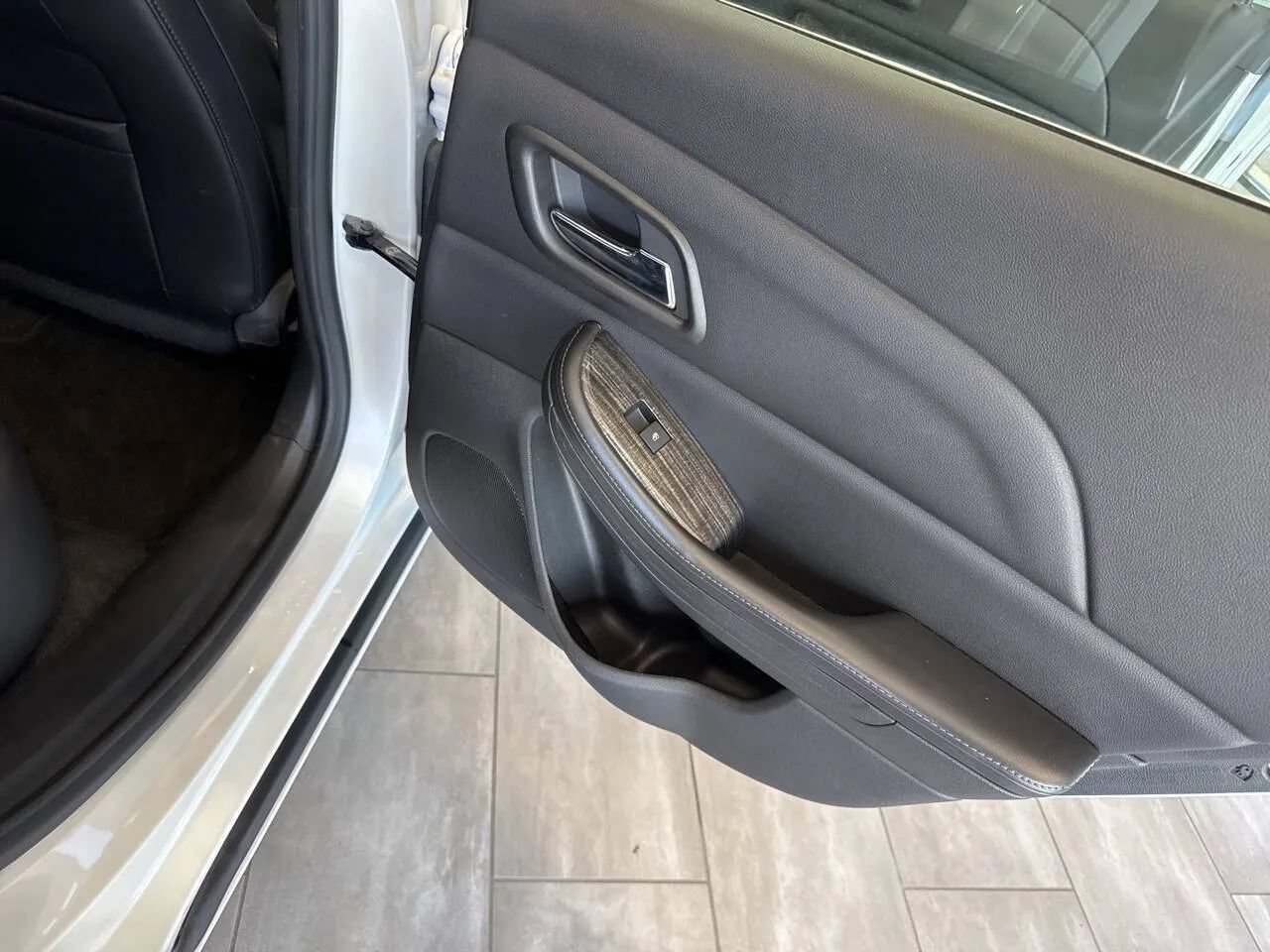 Used 2015 Chevrolet Malibu LT w/ Leather Package FWD image 18