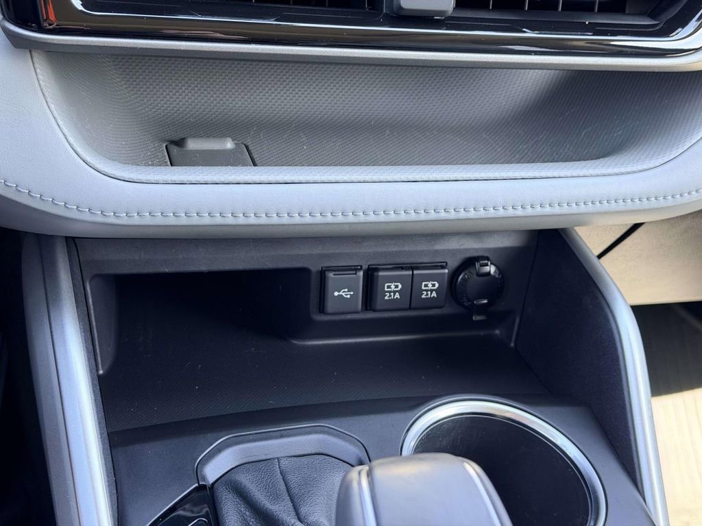 Used 2021 Toyota Highlander XLE image 6