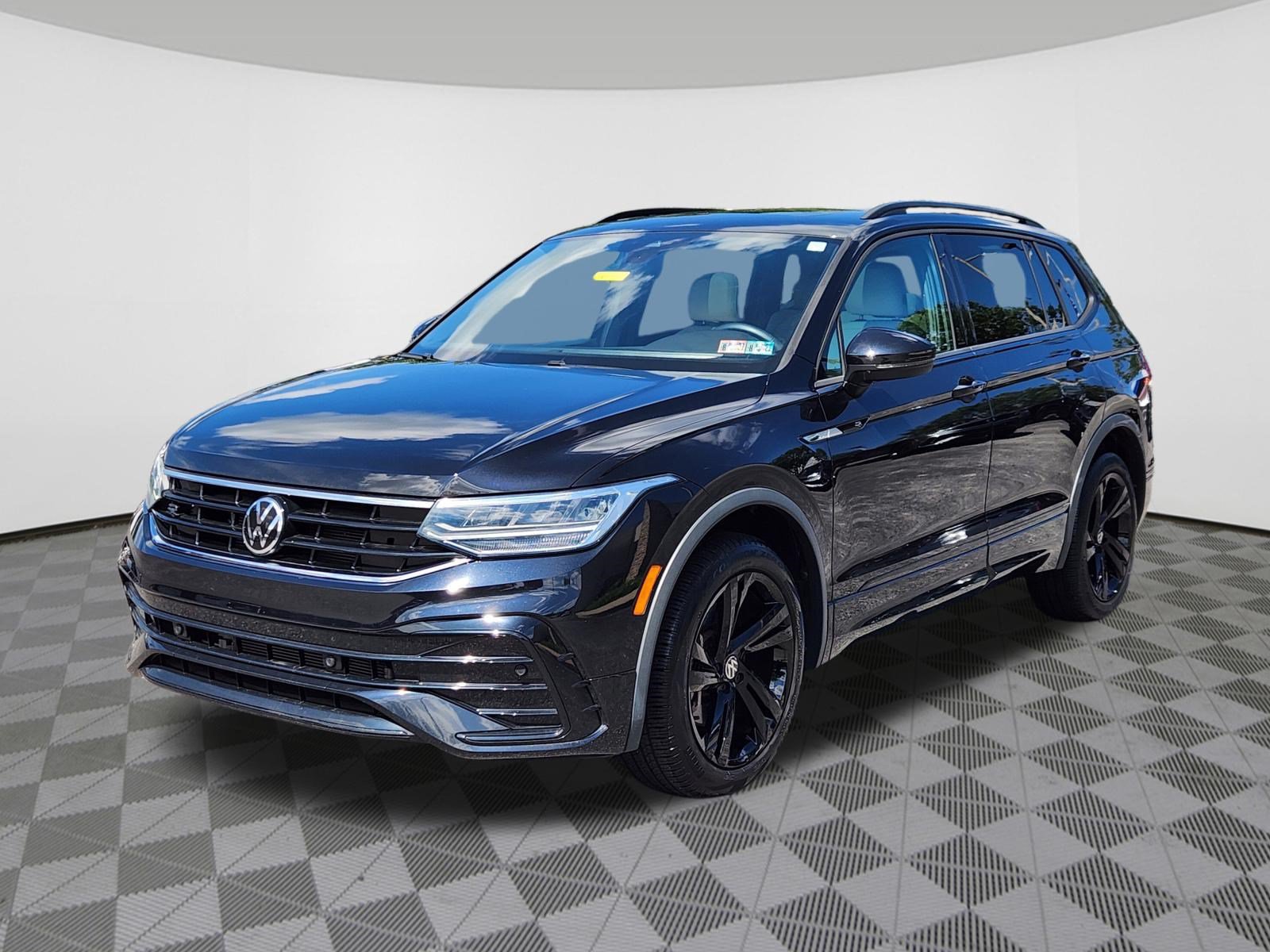 Certified 2023 Volkswagen Tiguan SE R-Line AWD/4WD image 2