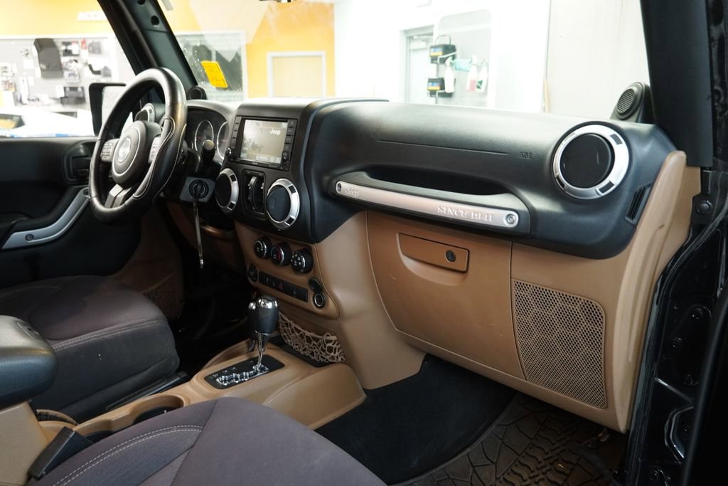 Used 2013 Jeep Wrangler Unlimited Rubicon w/ Connectivity Group image 33