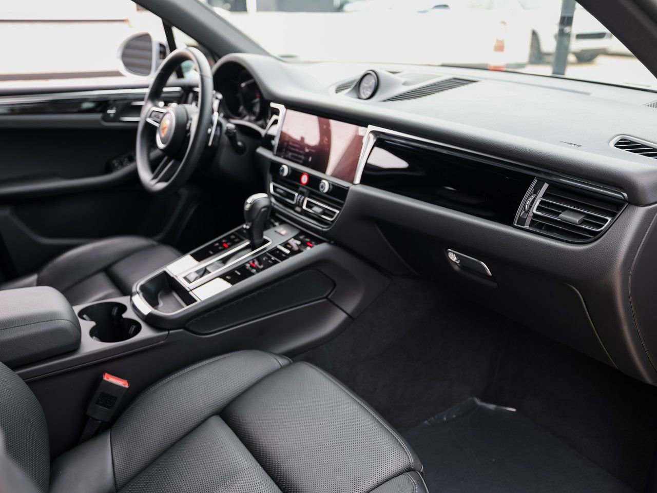 Certified 2025 Porsche Macan image 27