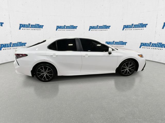 Used 2022 Toyota Camry SE w/ Cold Weather Package FWD image 12