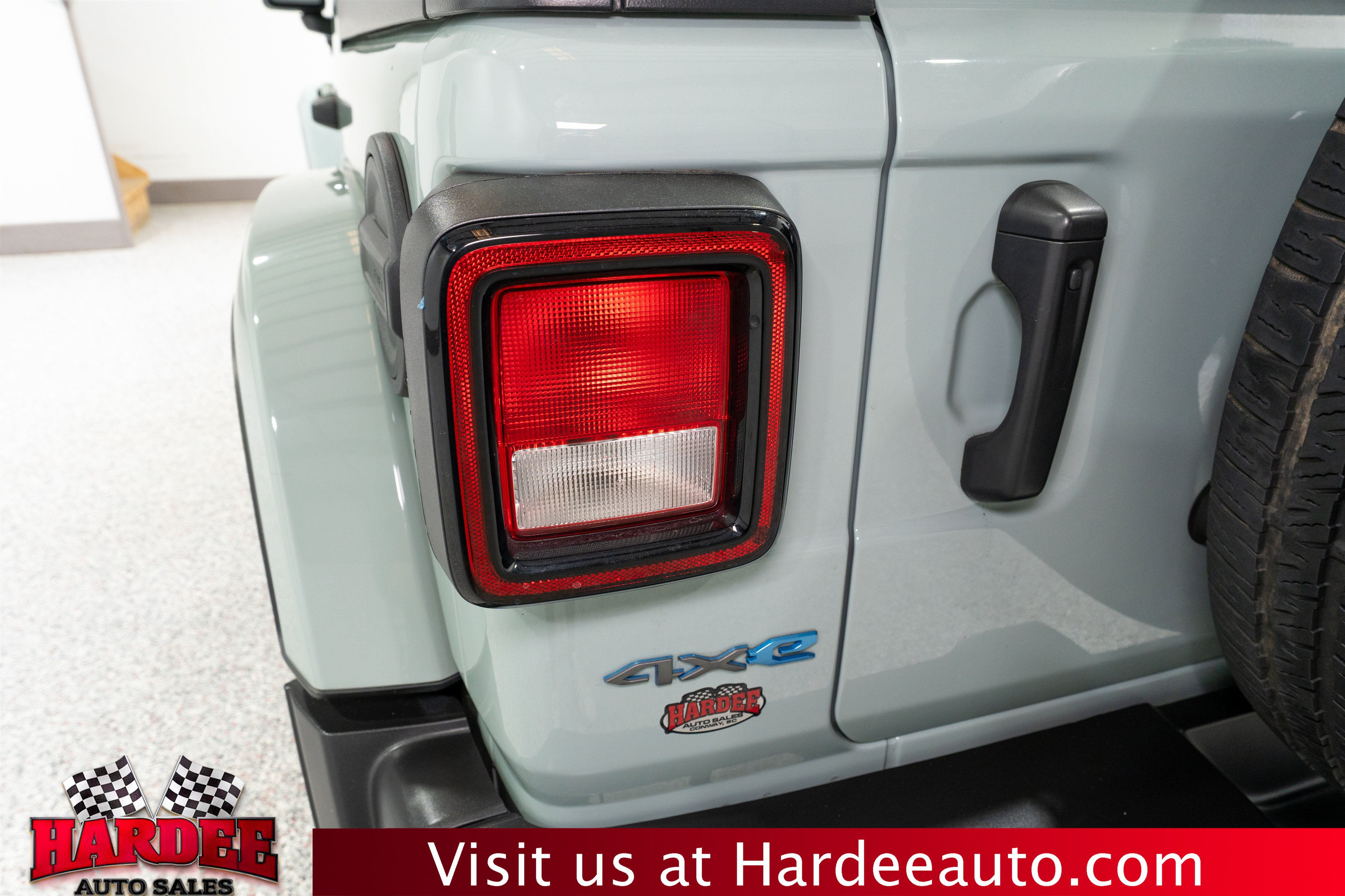 Used 2024 Jeep Wrangler Unlimited w/ Convenience Group AWD/4WD image 9