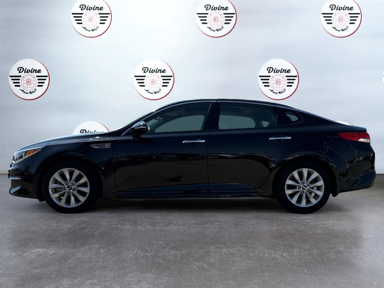 Used 2016 Kia Optima EX w/ Premium Package image 2