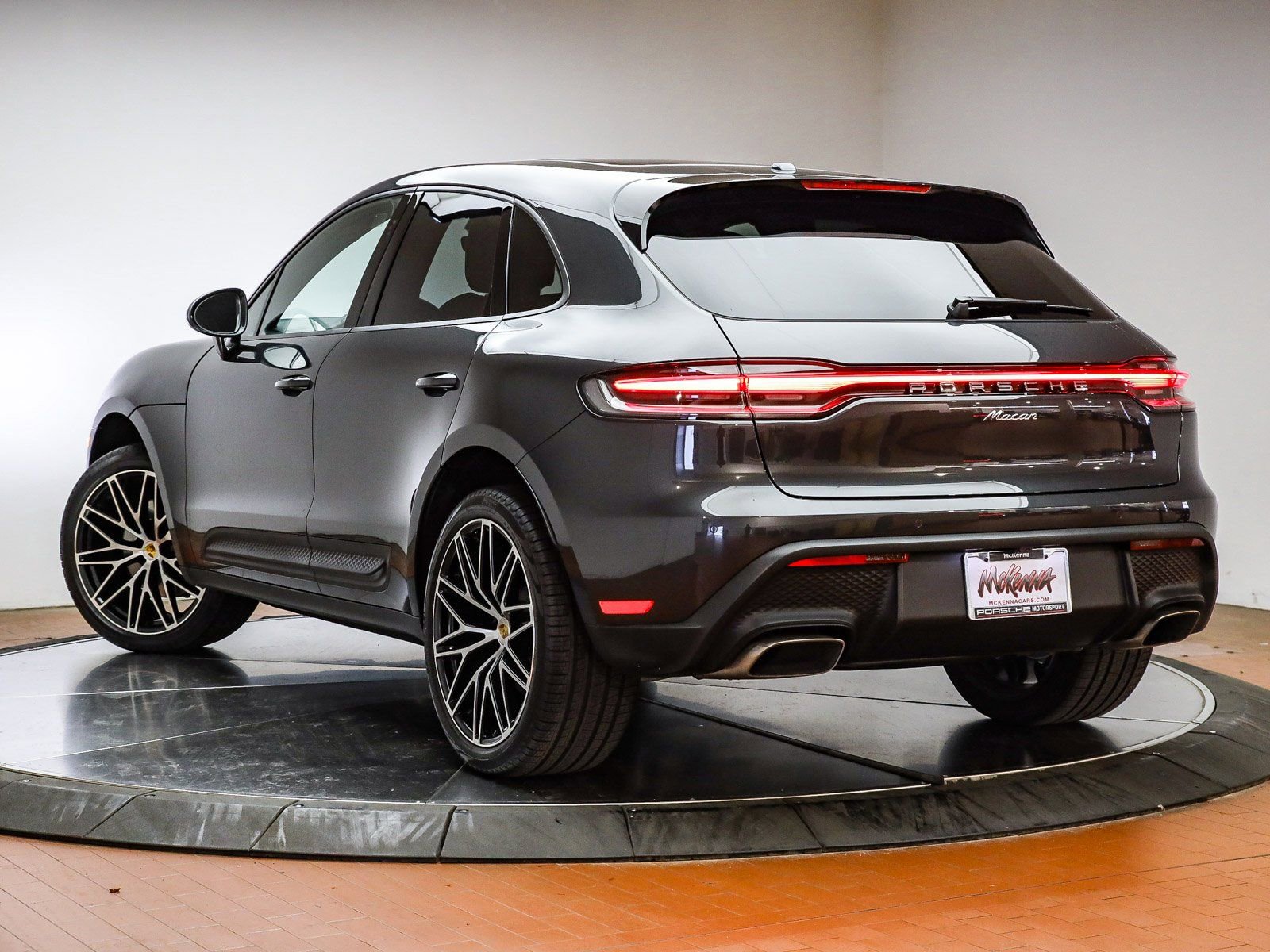 Certified 2025 Porsche Macan image 3