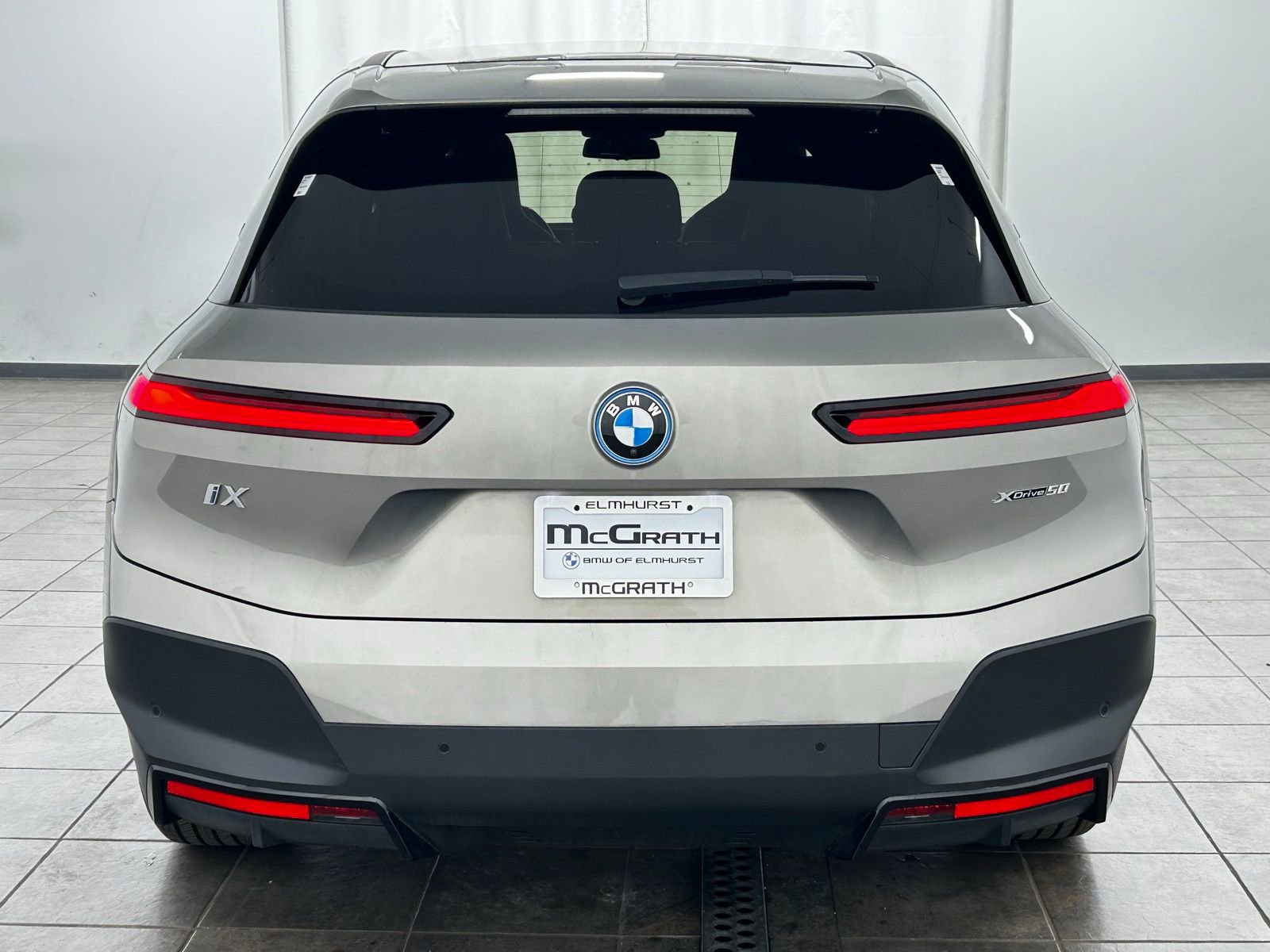 Used 2023 BMW iX xDrive50 w/ Premium Package AWD/4WD image 4