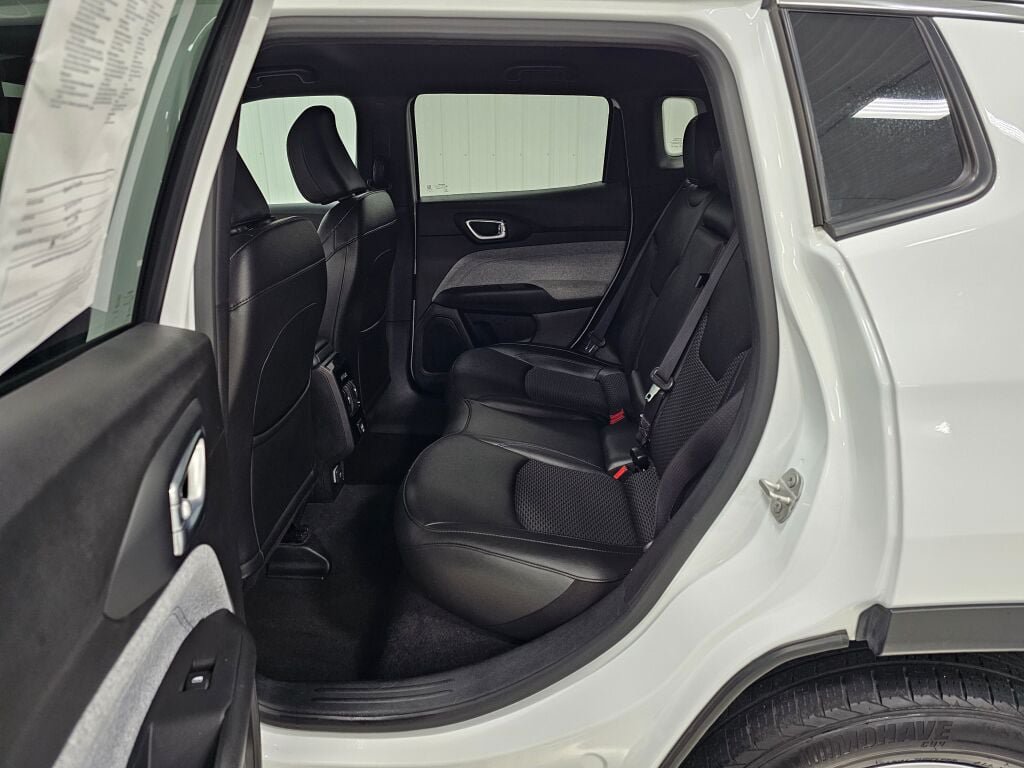 Used 2024 Jeep Compass Latitude AWD/4WD image 12