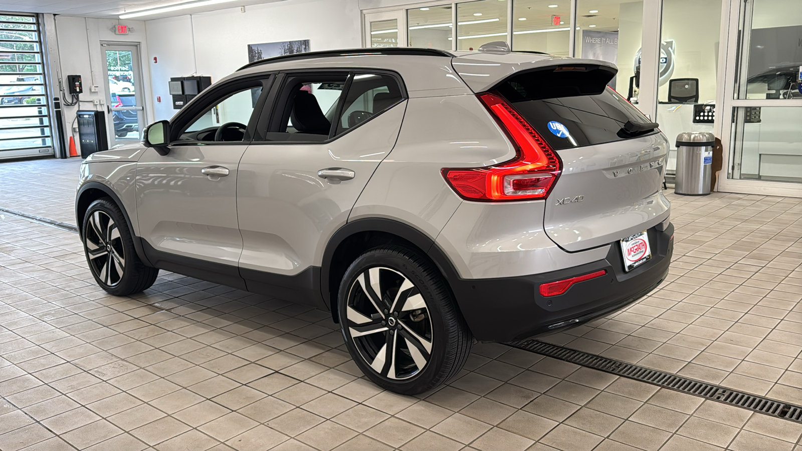 Used 2025 Volvo XC40 B5 Plus AWD/4WD image 7
