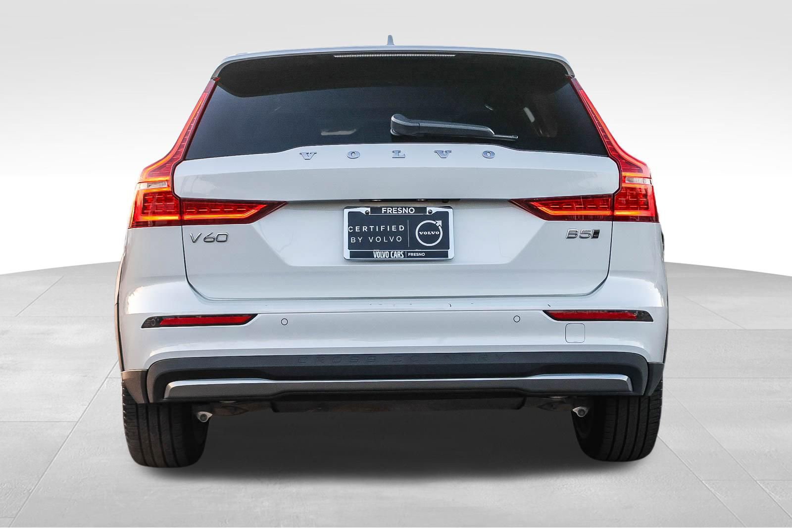 Used 2025 Volvo V60 B5 Cross Country Plus image 6