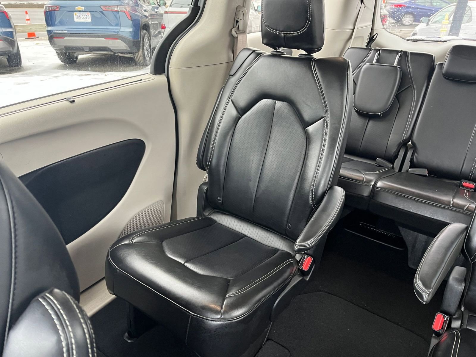 Used 2024 Chrysler Pacifica Touring-L image 38