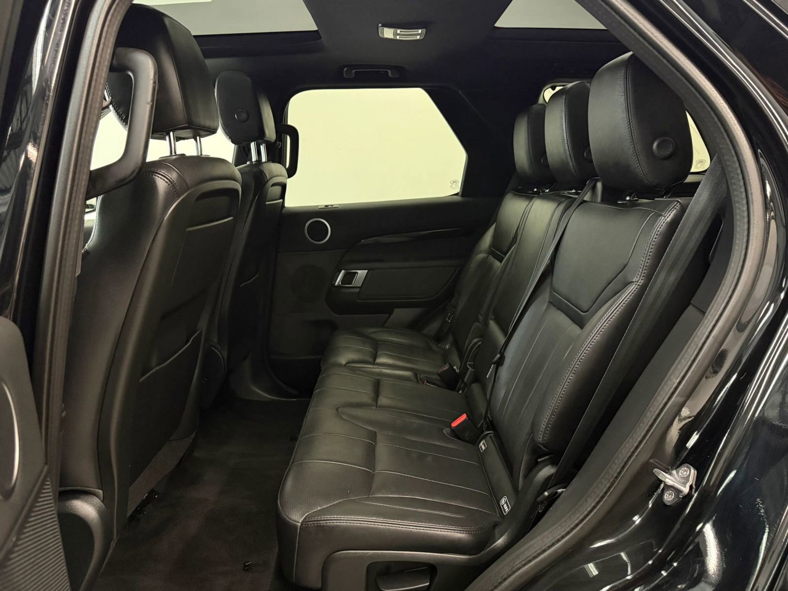 Used 2020 Land Rover Discovery SE image 17