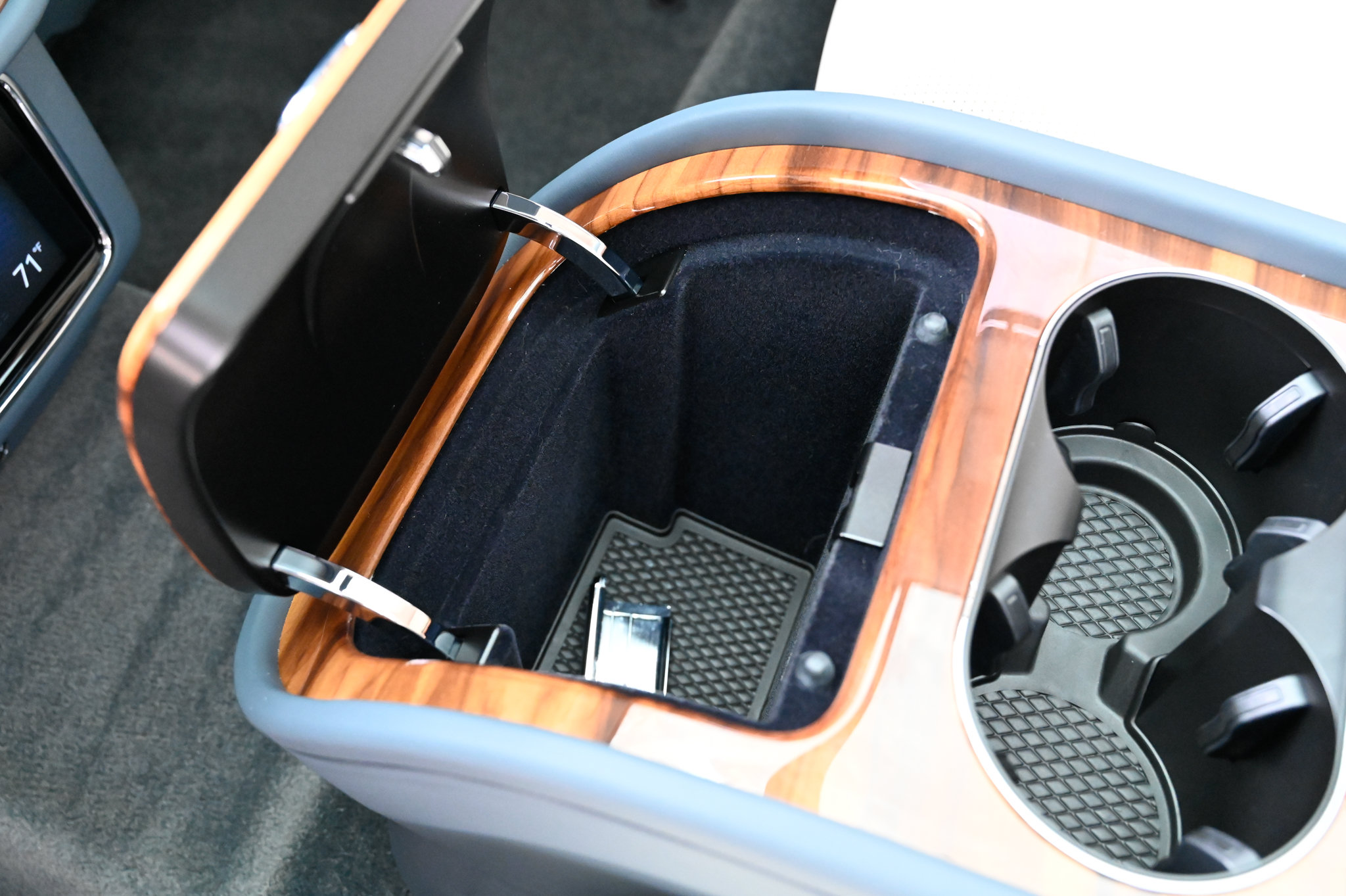 Used 2023 Bentley Bentayga AWD/4WD image 44