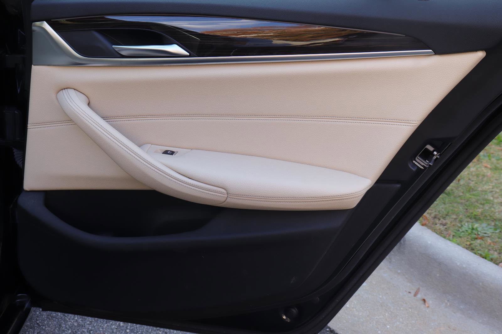 Used 2018 BMW 530i w/ Premium Package image 14