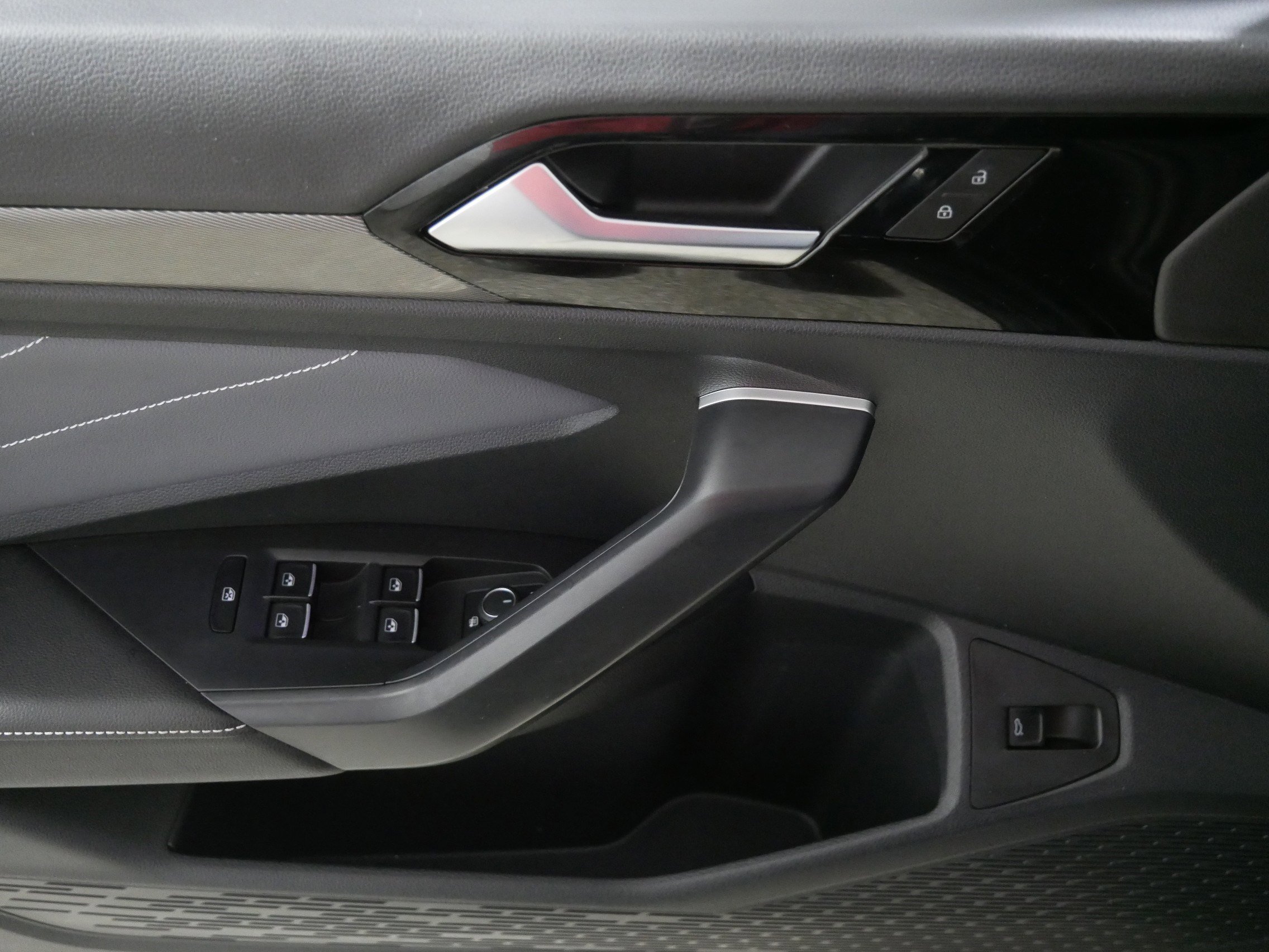 Certified 2025 Volkswagen Jetta SEL FWD image 19