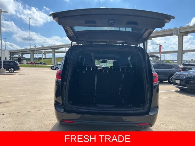 Used 2024 Chrysler Pacifica Premium FWD image 9
