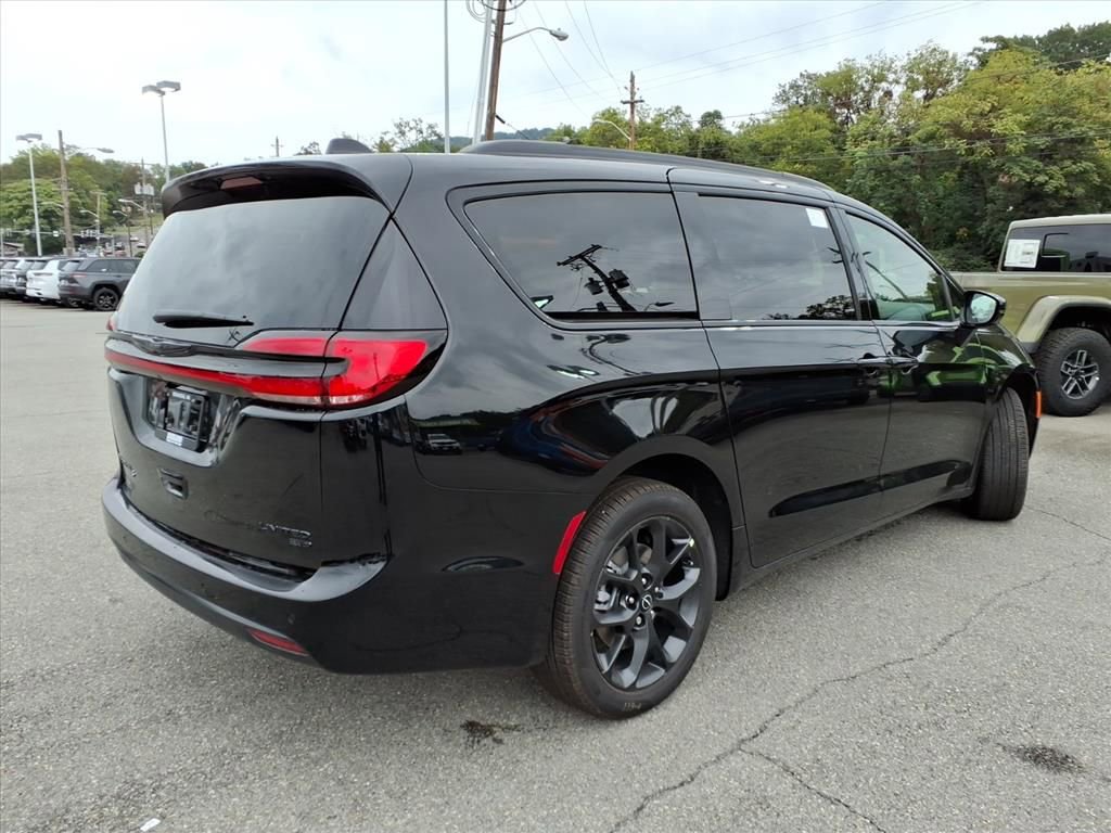 New 2026 Chrysler Pacifica Limited image 4