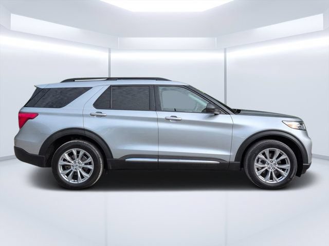 Used 2023 Ford Explorer XLT w/ Equipment Group 202A AWD/4WD image 2