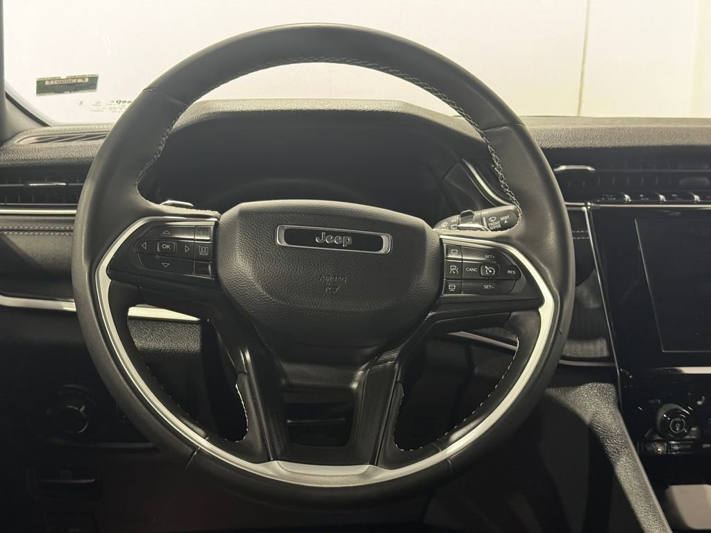 Used 2025 Jeep Grand Cherokee Altitude AWD/4WD image 4