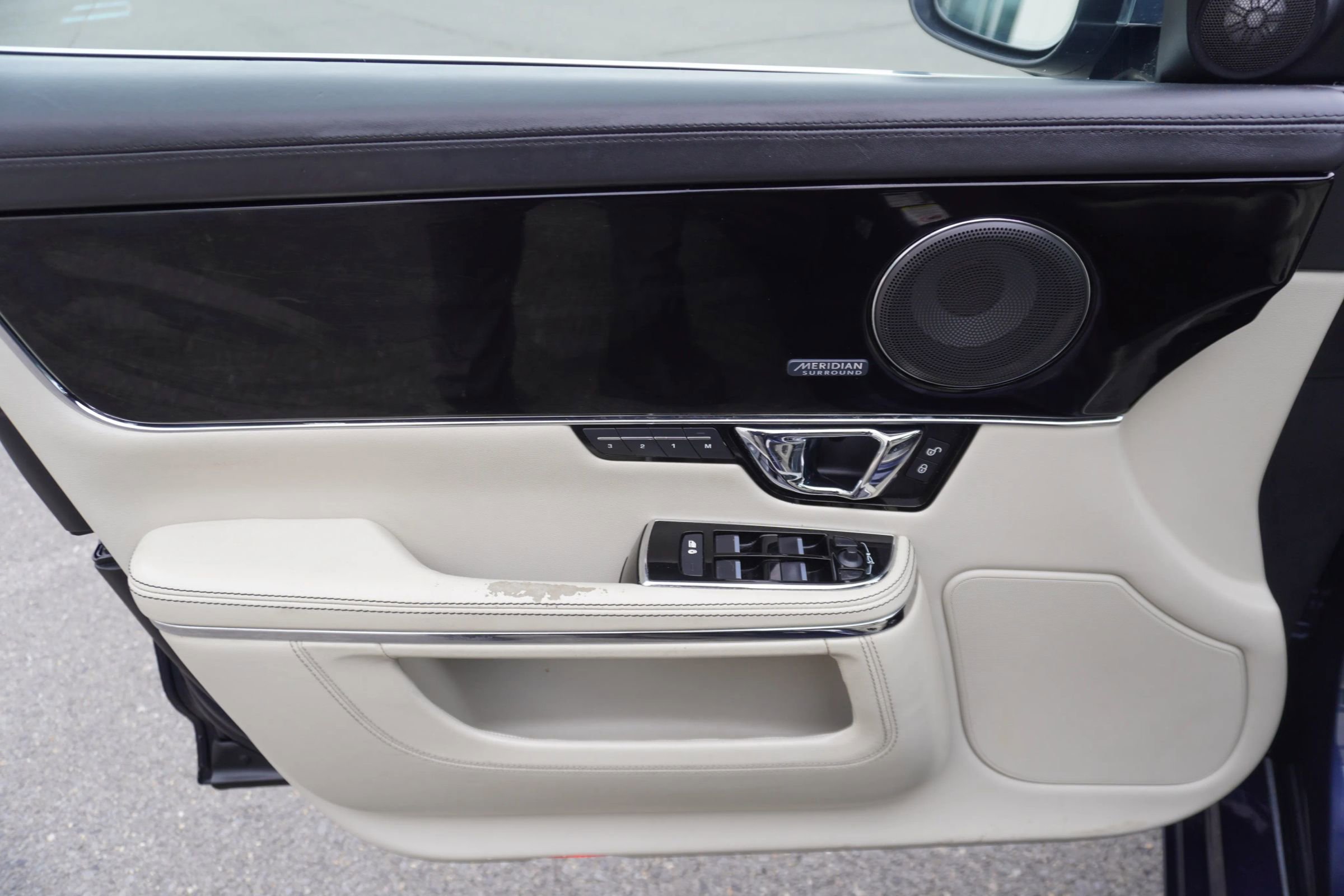 Used 2015 Jaguar XJ image 30