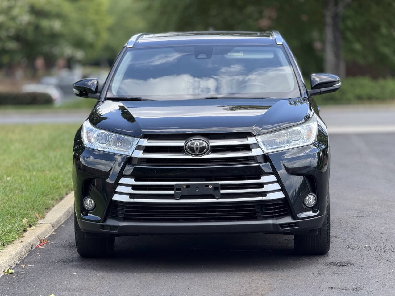 Used 2018 Toyota Highlander XLE w/ Carpet Mat Package (TMS) AWD/4WD image 4