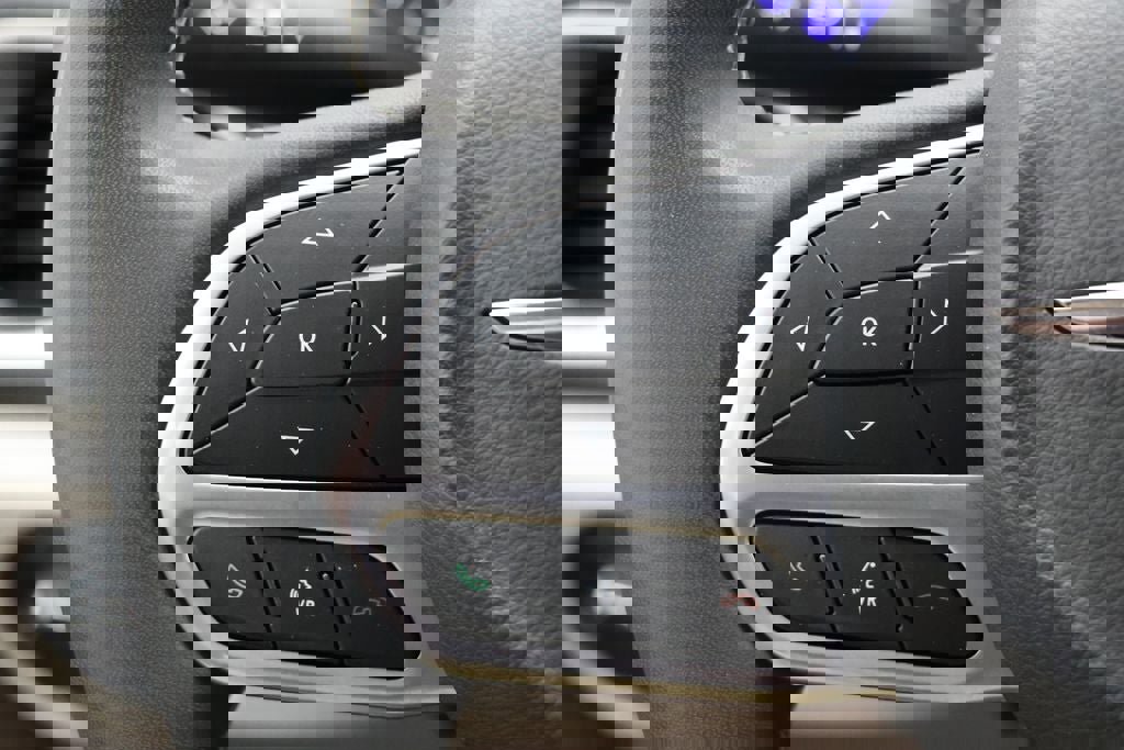 Used 2023 Chrysler Voyager LX image 18