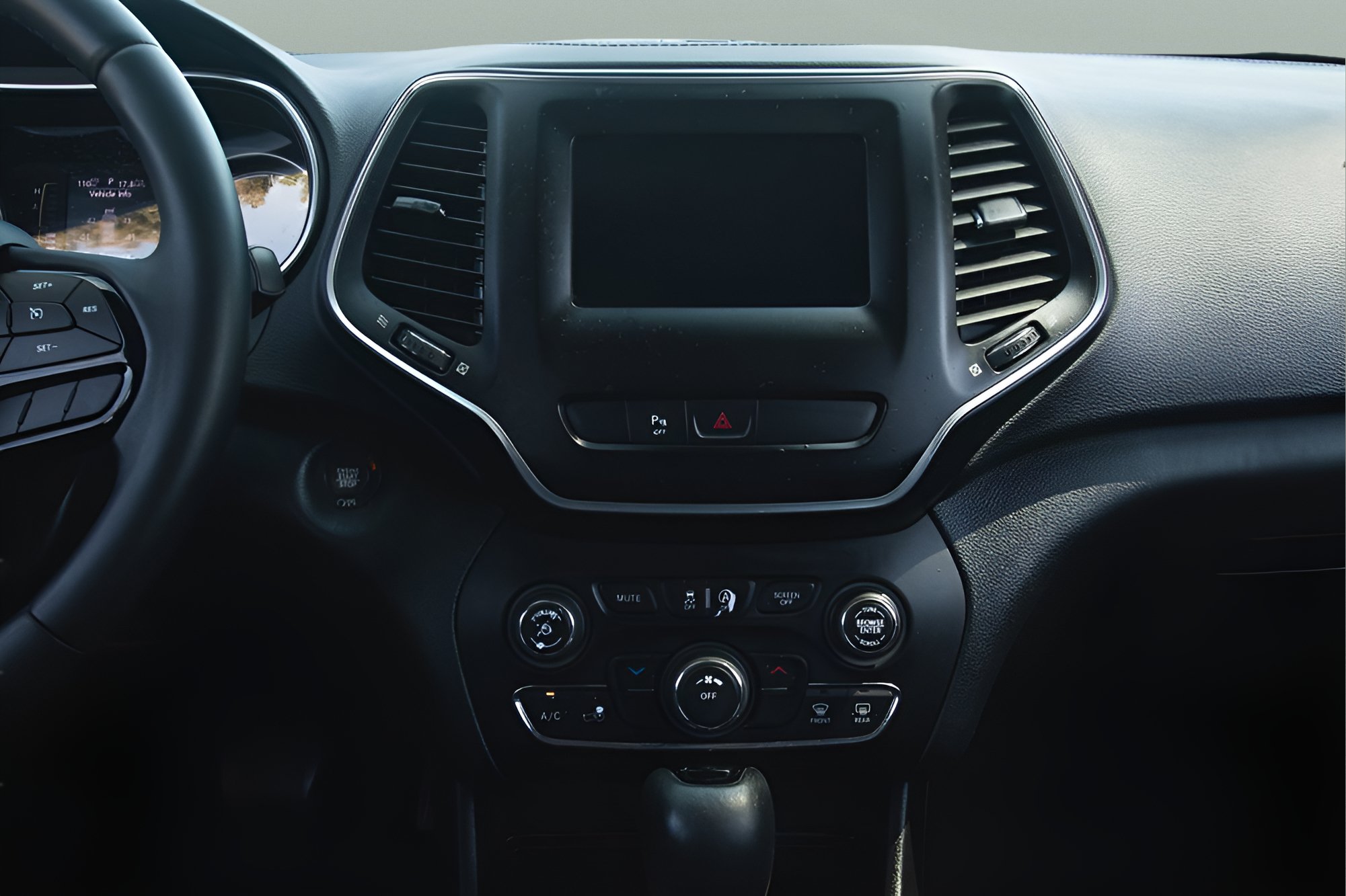 Used 2019 Jeep Cherokee Latitude Plus FWD image 15