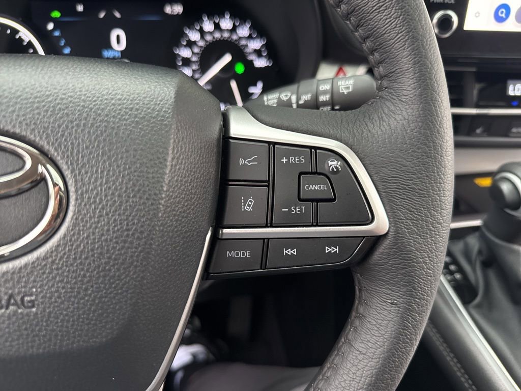 Used 2025 Toyota Sienna XLE image 29