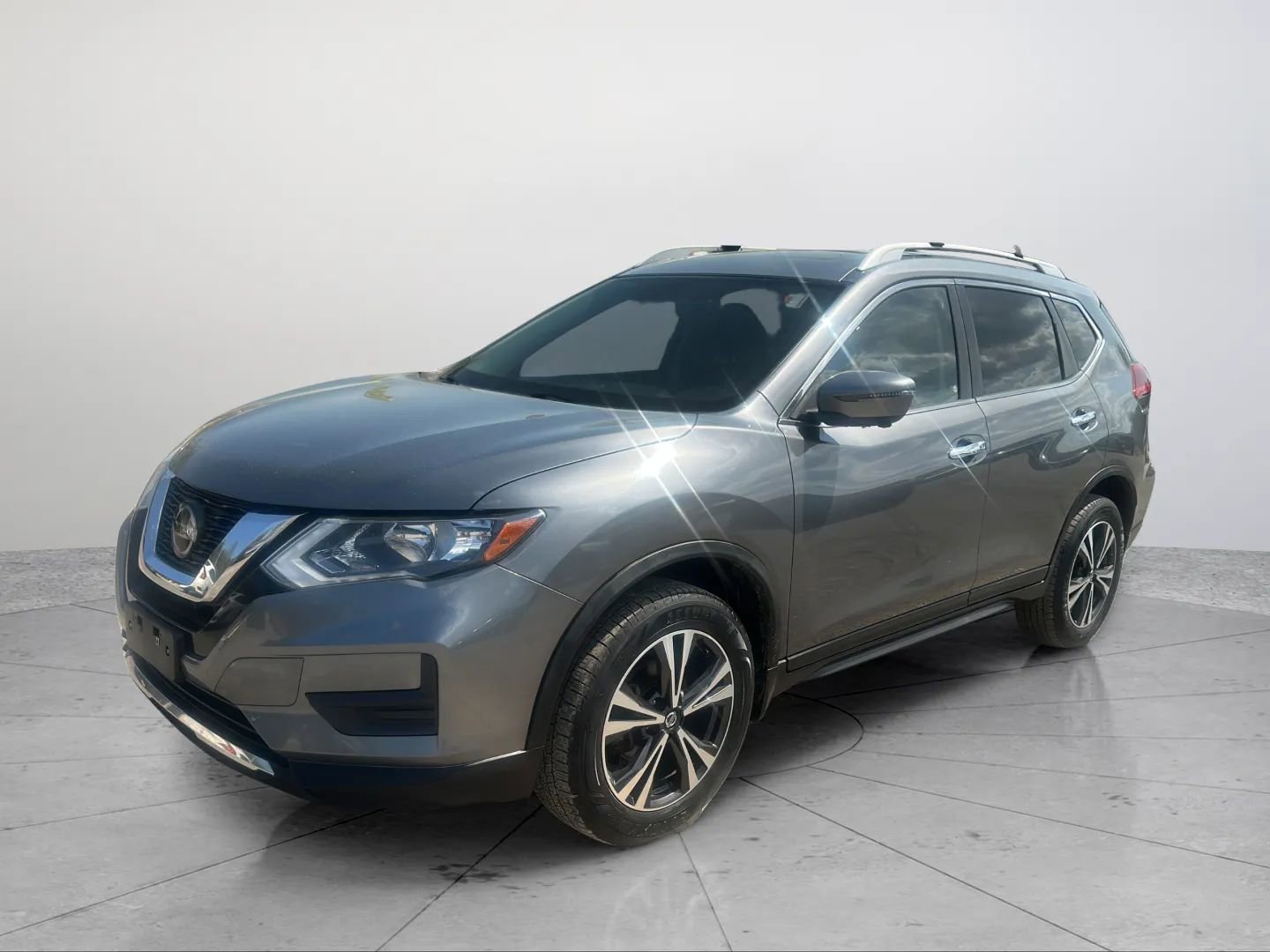 Used 2019 Nissan Rogue SV w/ Sun & Sound Touring Package AWD/4WD image 2