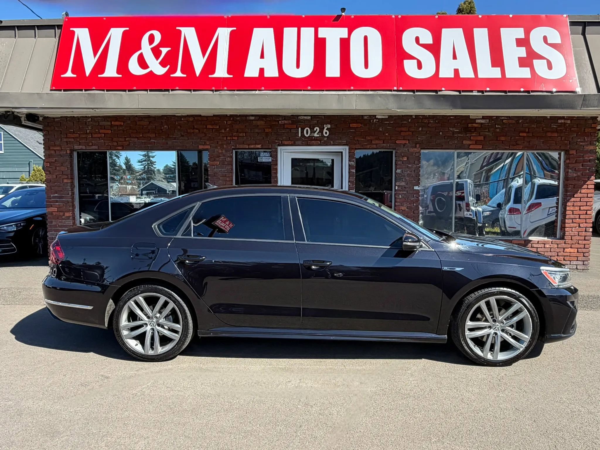 Used 2018 Volkswagen Passat 2.0T R-Line w/ R-Line Lighting Package image 2