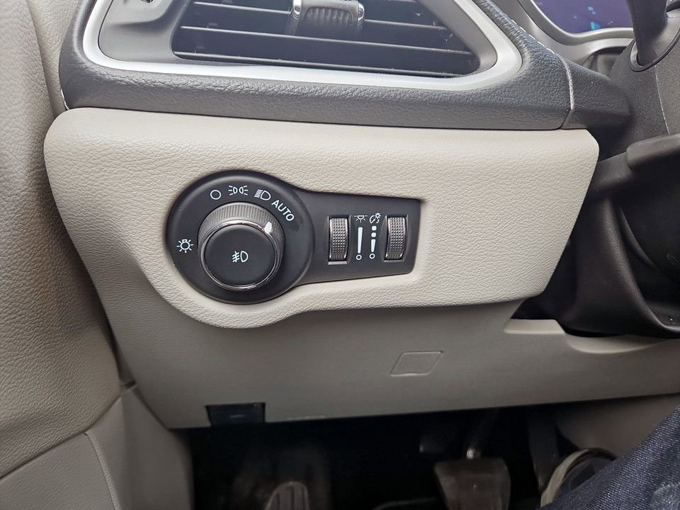 Used 2024 Chrysler Pacifica Select image 21