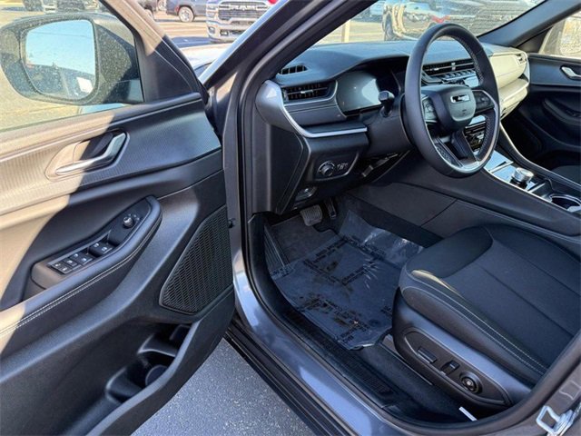 Used 2025 Jeep Grand Cherokee Laredo X image 17