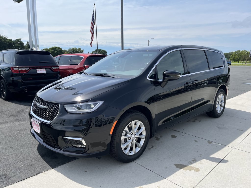 Used 2025 Chrysler Pacifica Select image 4