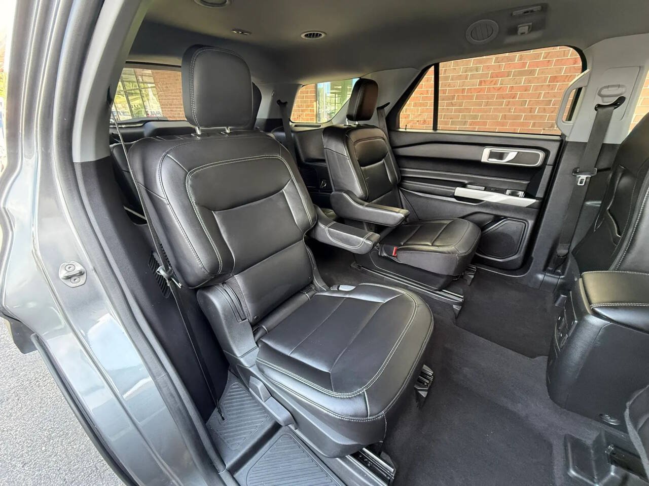 Used 2022 Ford Explorer XLT w/ Equipment Group 202A AWD/4WD image 18