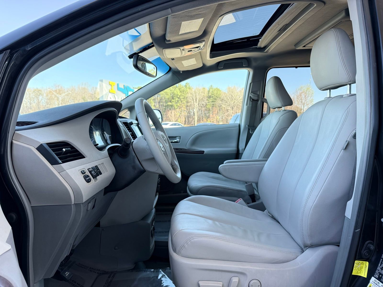 Used 2013 Toyota Sienna XLE w/ Premium Pkg image 16