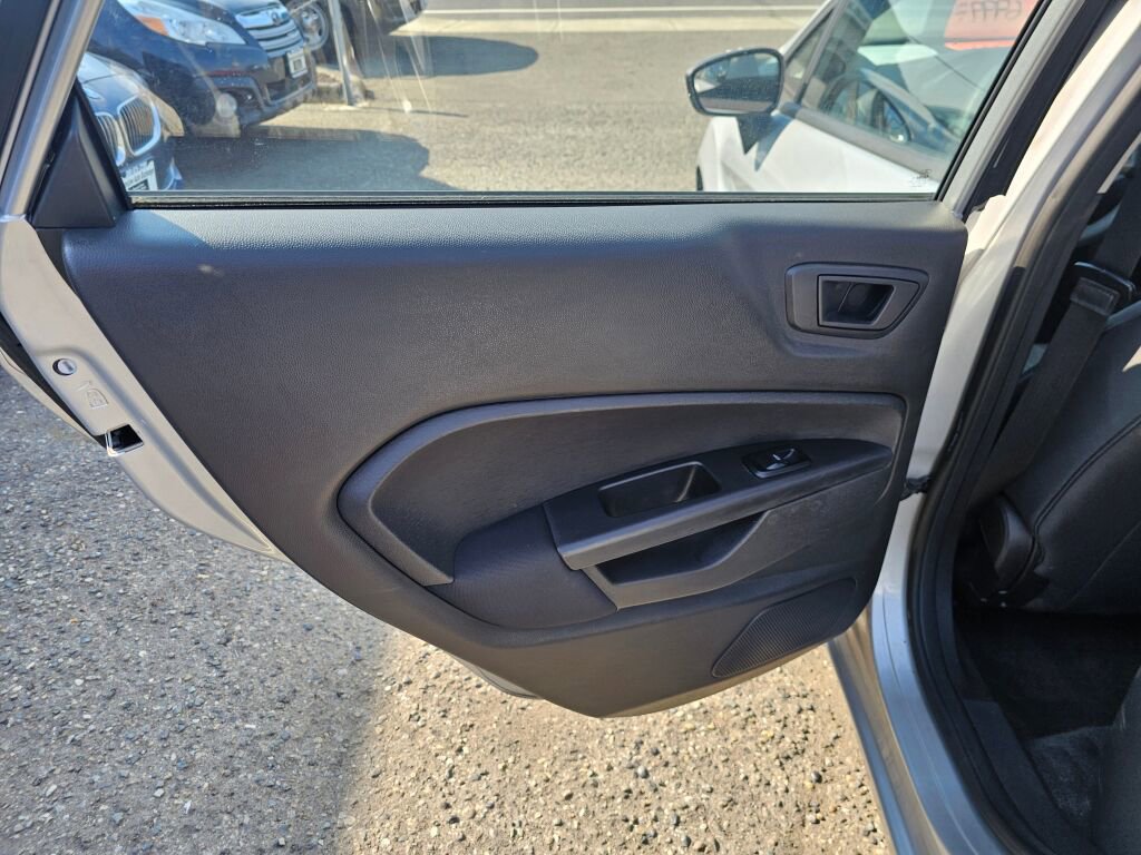 Used 2013 Ford Fiesta SE image 19
