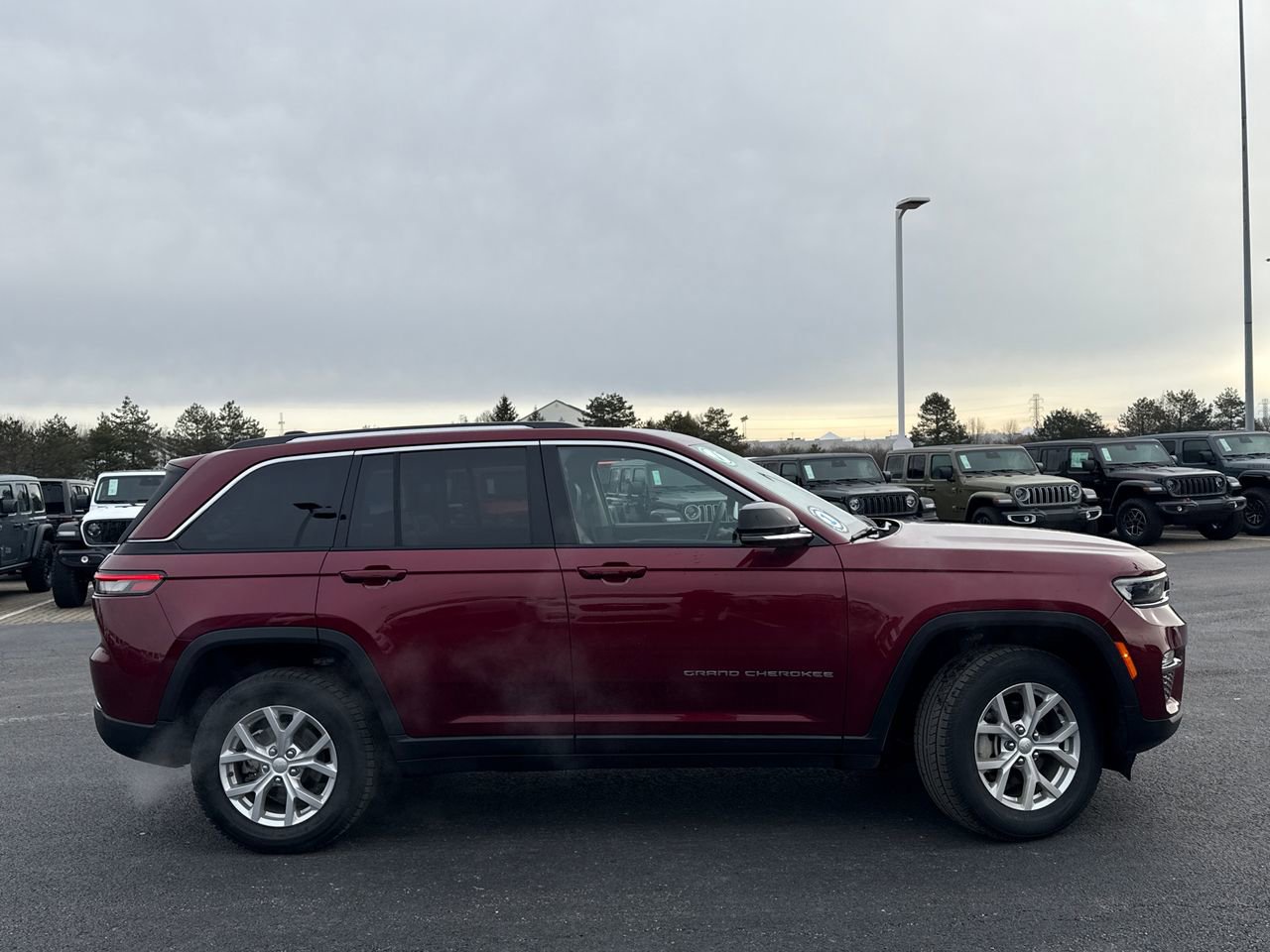 Used 2023 Jeep Grand Cherokee Limited image 2