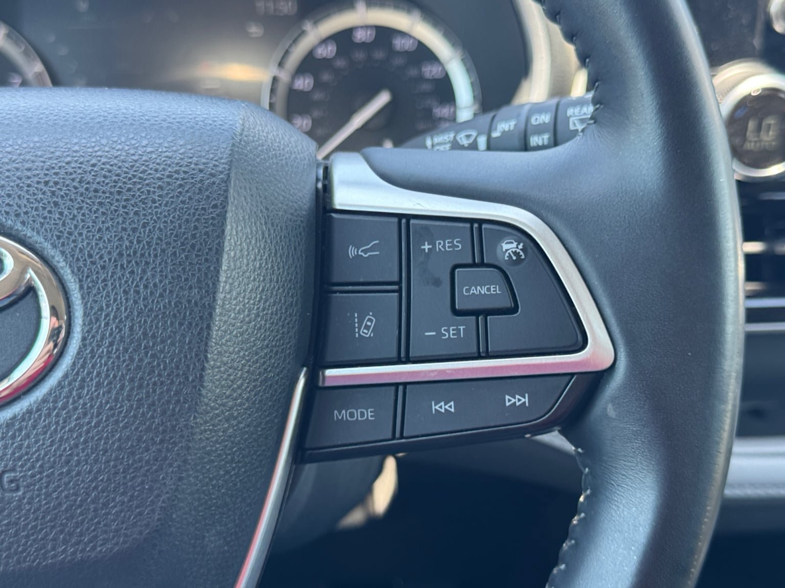 Used 2022 Toyota Highlander XLE AWD/4WD image 23