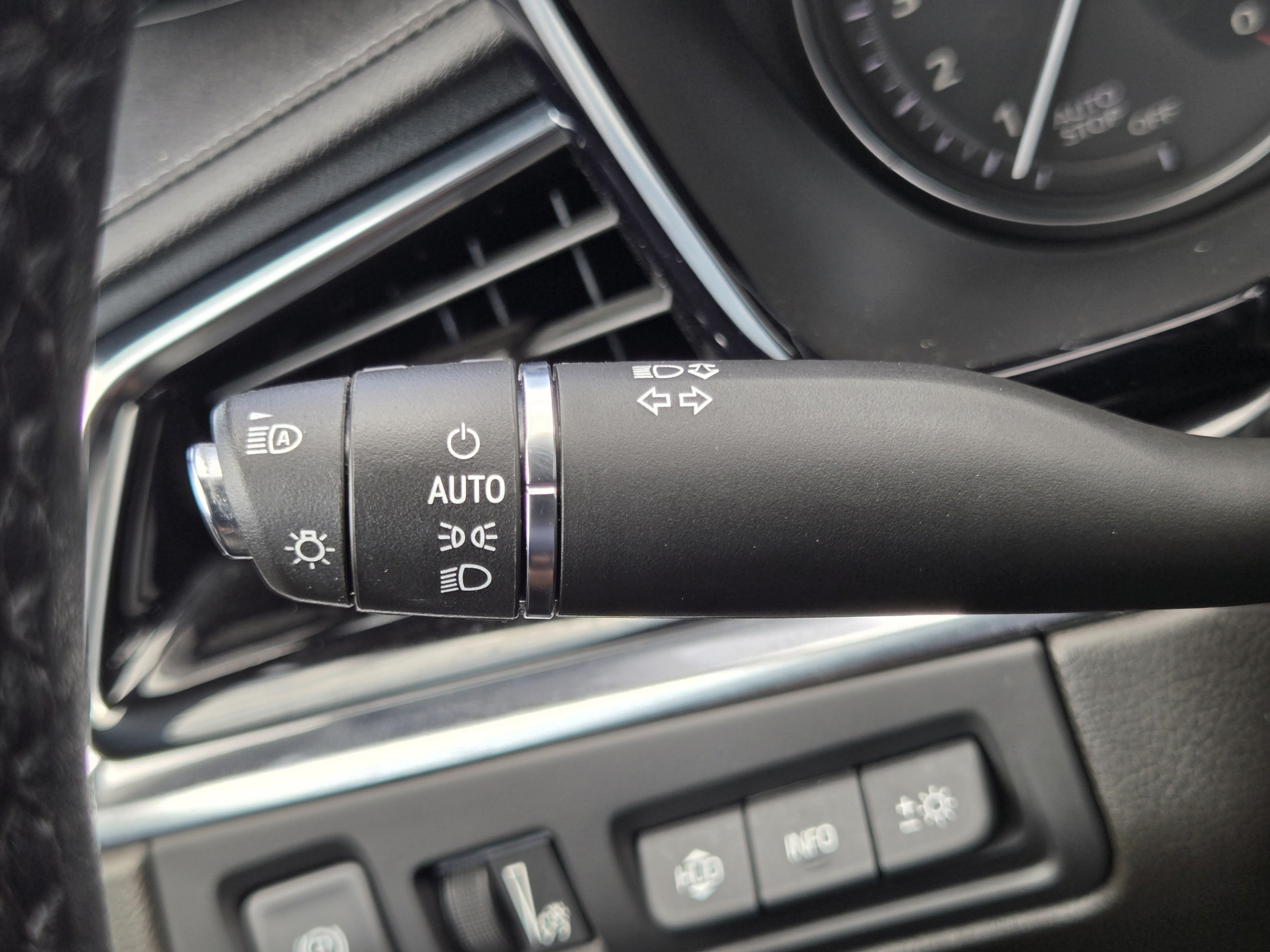 Used 2022 Cadillac XT6 Premium Luxury w/ Technology Package FWD image 18